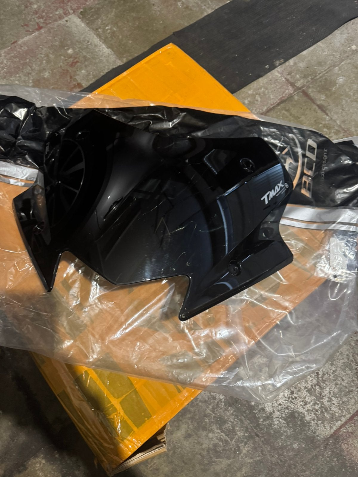 Bulle courte fumee noir Tmax Yamaha, Enlèvement