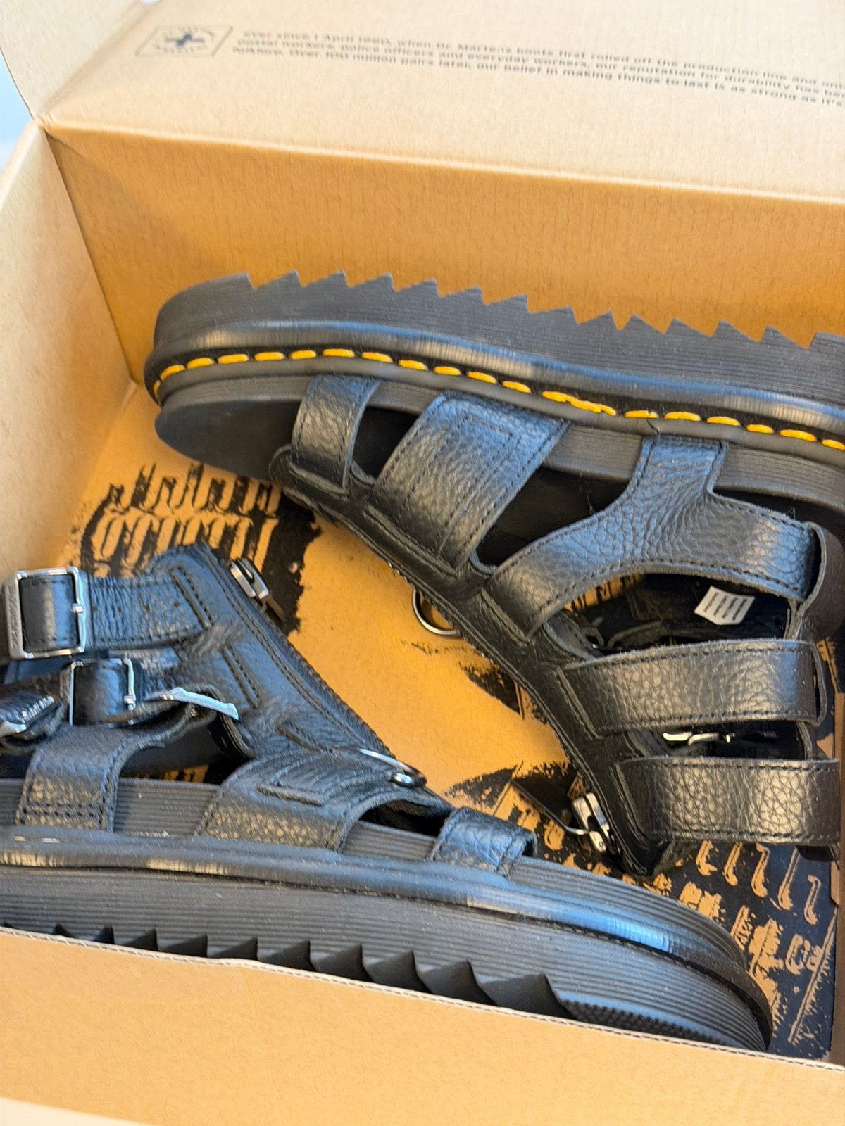 Sandales Dr. Martens Olson taille 36 neuves dans leur boîte, Neuf, Enlèvement ou Envoi, Noir, Sandales et Mûles