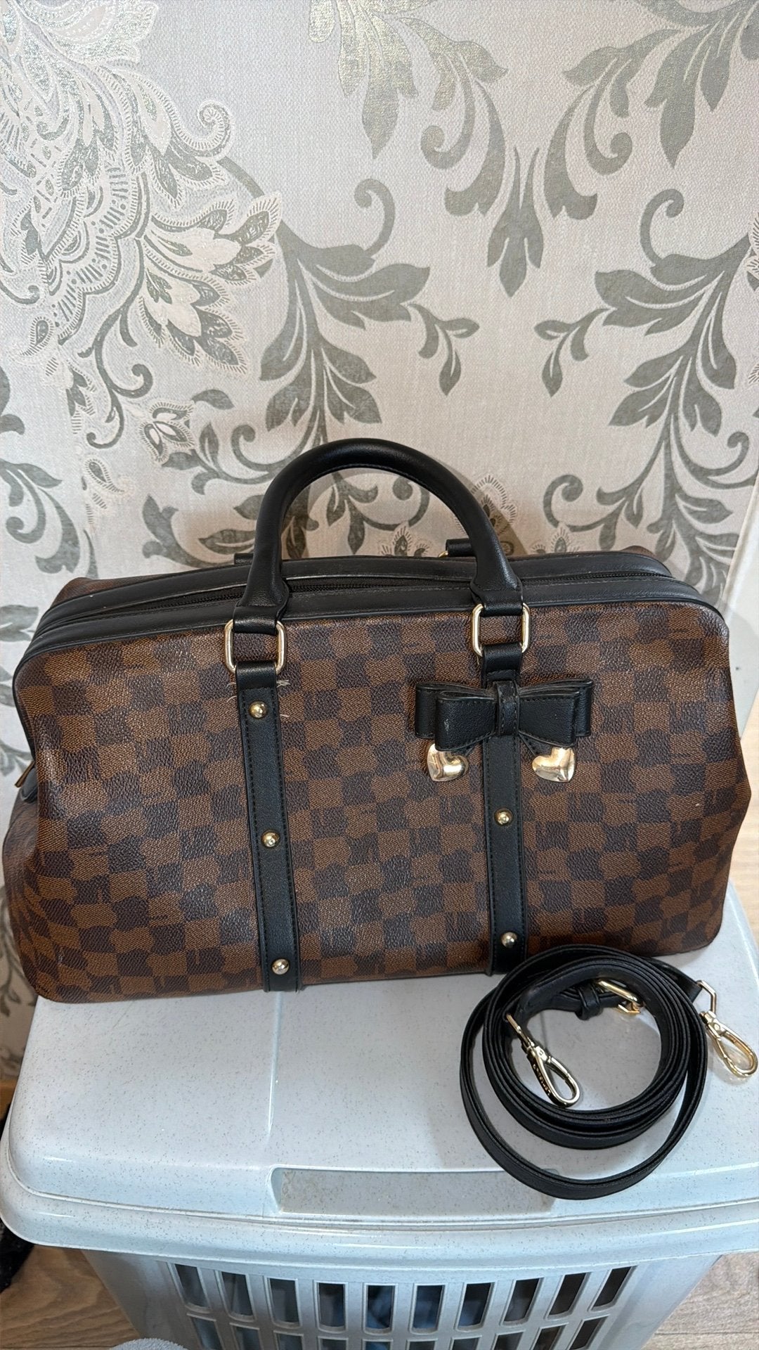 Mooie bruine handtas met zwart en gouden details., Bijoux, Sacs & Beauté, Enlèvement, Utilisé, Noir, Sac à main