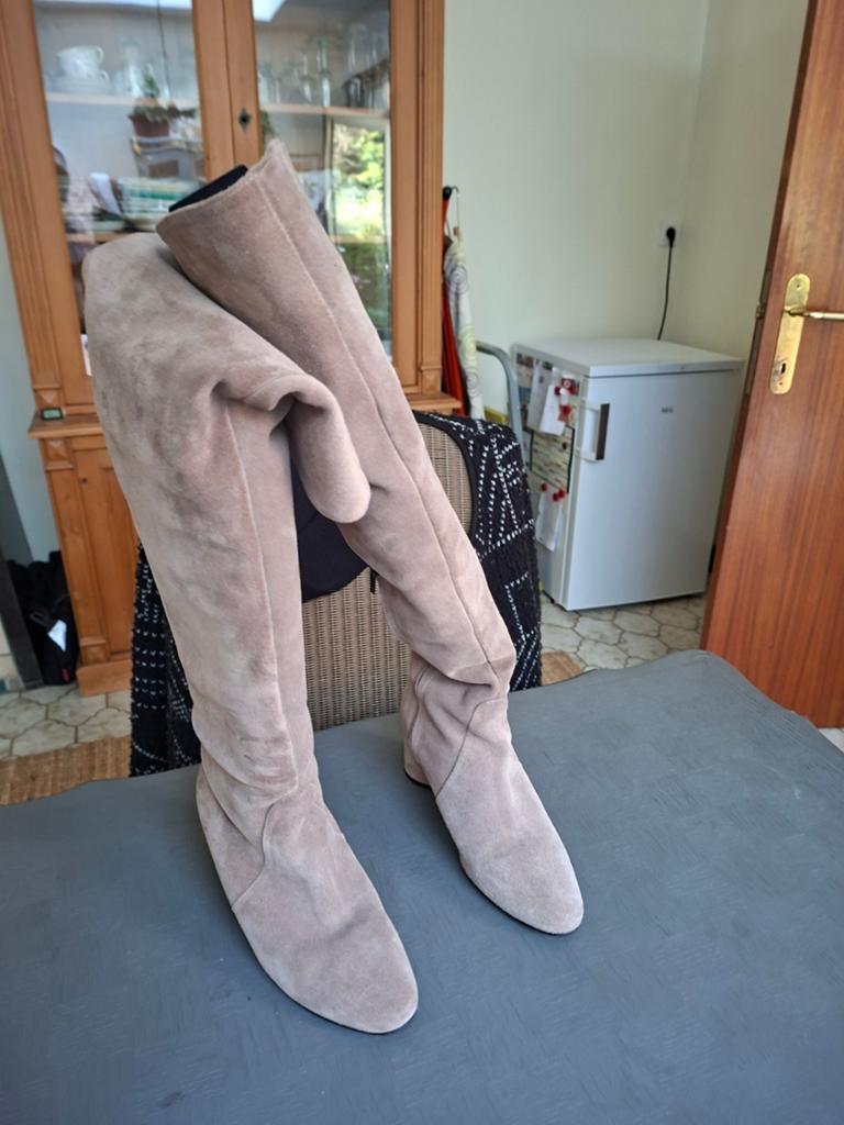Hoge laarzen in beige daim, maat 37, Kleding | Dames, Broeken en Pantalons, Ophalen, Beige