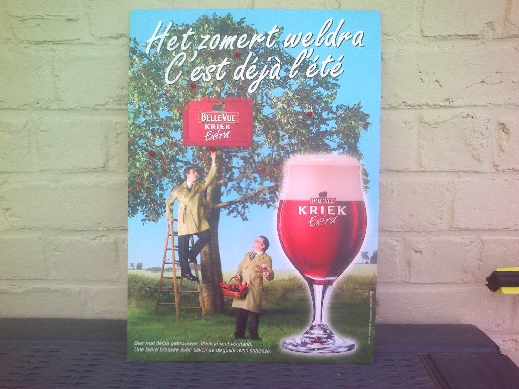 Kartonnen reclame kriek Belle-Vue, Verzamelen, Biermerken, Ophalen of Verzenden, Zo goed als nieuw, Reclamebord, Plaat of Schild