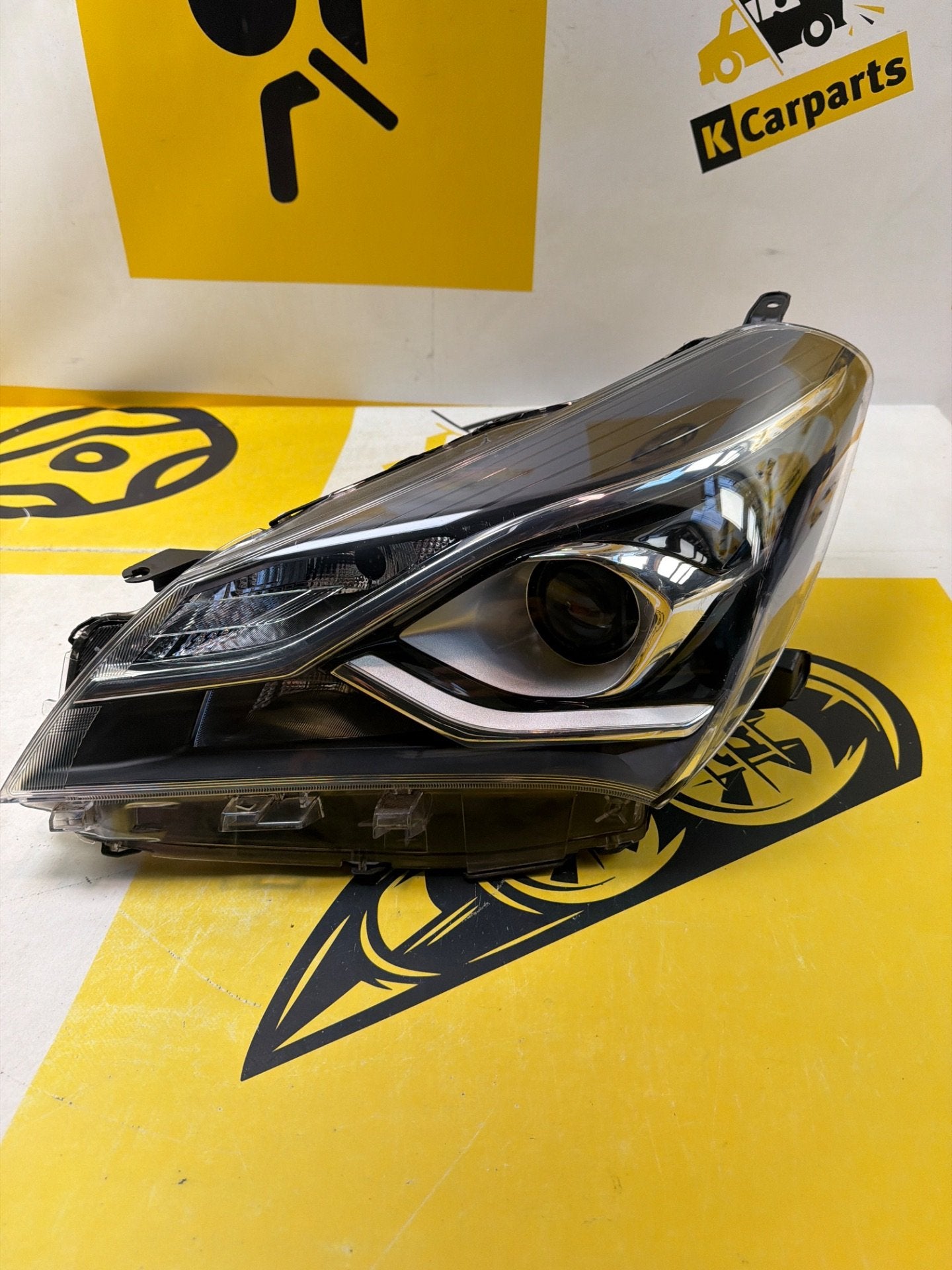 Phare avant gauche d'origine pour Toyota Yaris, Info@toyota.co.jp, Toyota Motor Corporation, Toyota-Cho 1
471-8571  Toyota City
