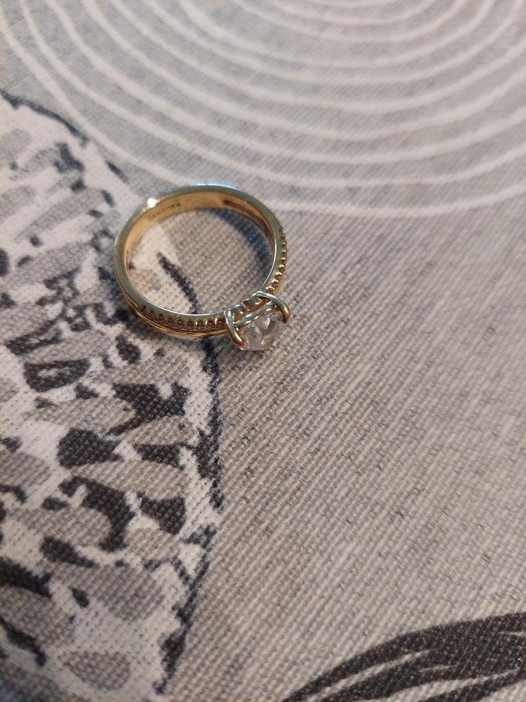 Dit is een met goud vergulde ring van Pandora met een dubbel, Bijoux, Sacs & Beauté, Bagues, 20 ou plus grands, Comme neuf, Enlèvement