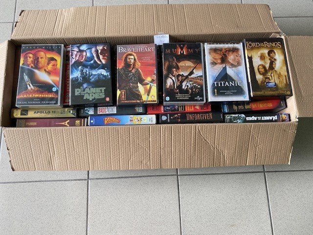 Doos met 40 verschillende video's, Cd's en Dvd's, VHS | Film, Ophalen, Nieuw in verpakking, Actie en Avontuur