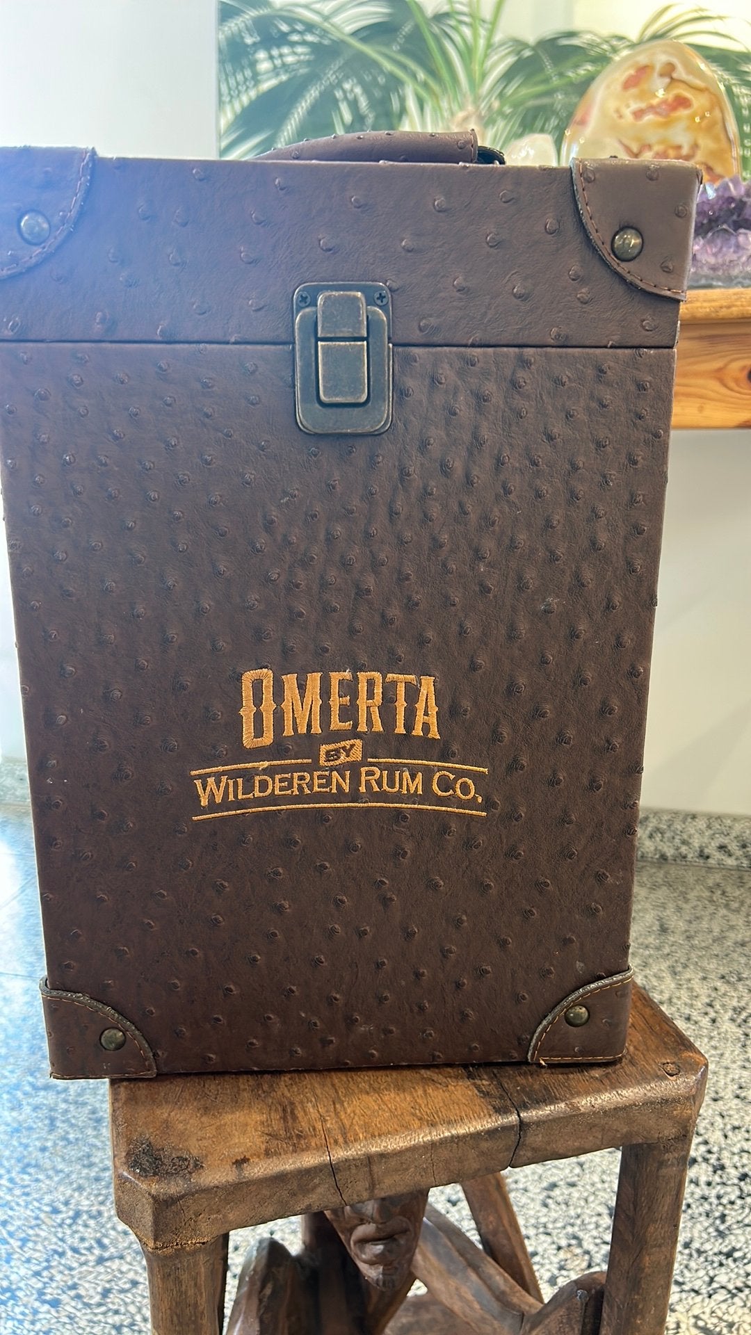 coffret en cuir marron est une Omerta Rum Wilderen Rum Co., Collections, Vins, Utilisé, Autres types, Autres régions, Enlèvement ou Envoi