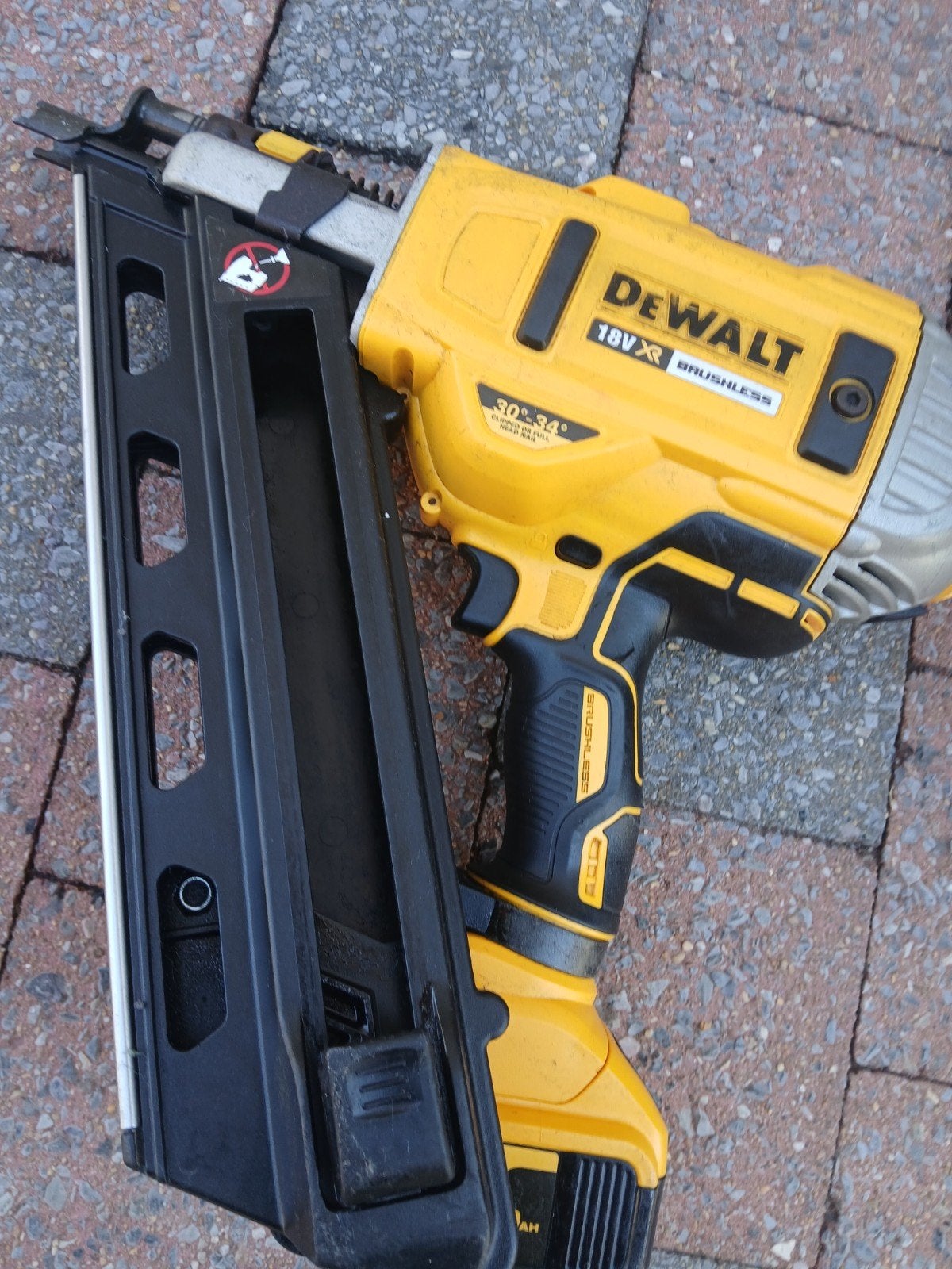 Pistolets à ongles Dewalt, Enlèvement