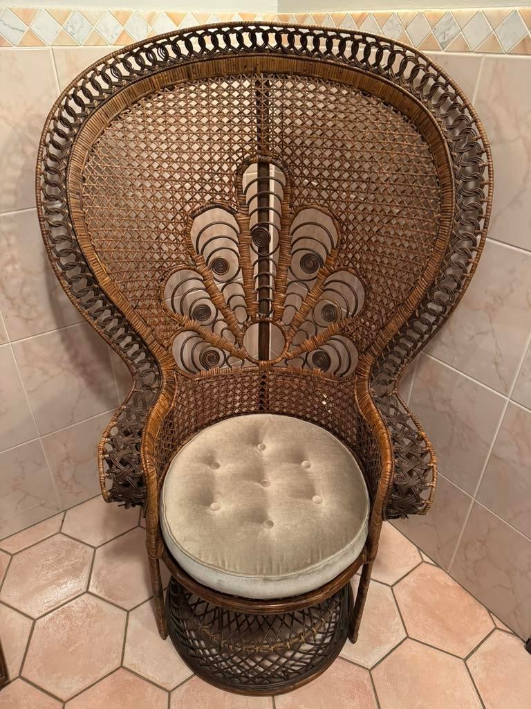 Chaise en rotin Emmanuelle, Enlèvement