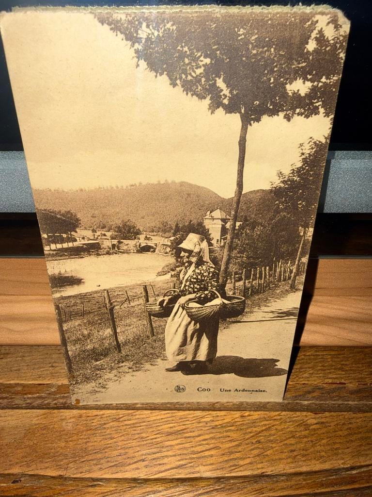 Femme ardennaise., Enlèvement ou Envoi, 1920 à 1940, Affranchie, Costume traditionnel