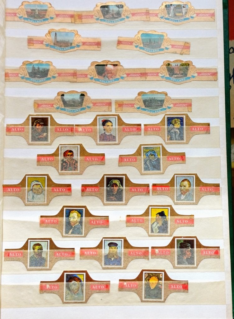 boek met ca 420  sigarenbanden, Verzamelen, Rookartikelen, Aanstekers en Luciferdoosjes, Ophalen of Verzenden, Gebruikt, Sigarenbandjes