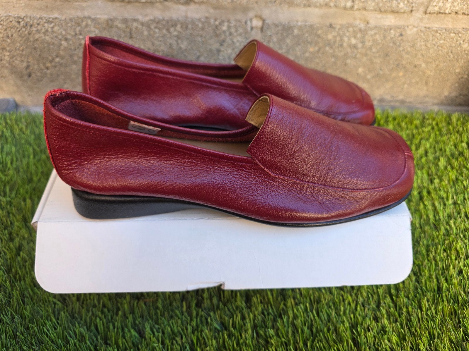 elegante bordeauxrode leren instappers, Schoenen met lage hakken, Nieuw, Ophalen of Verzenden, Damart