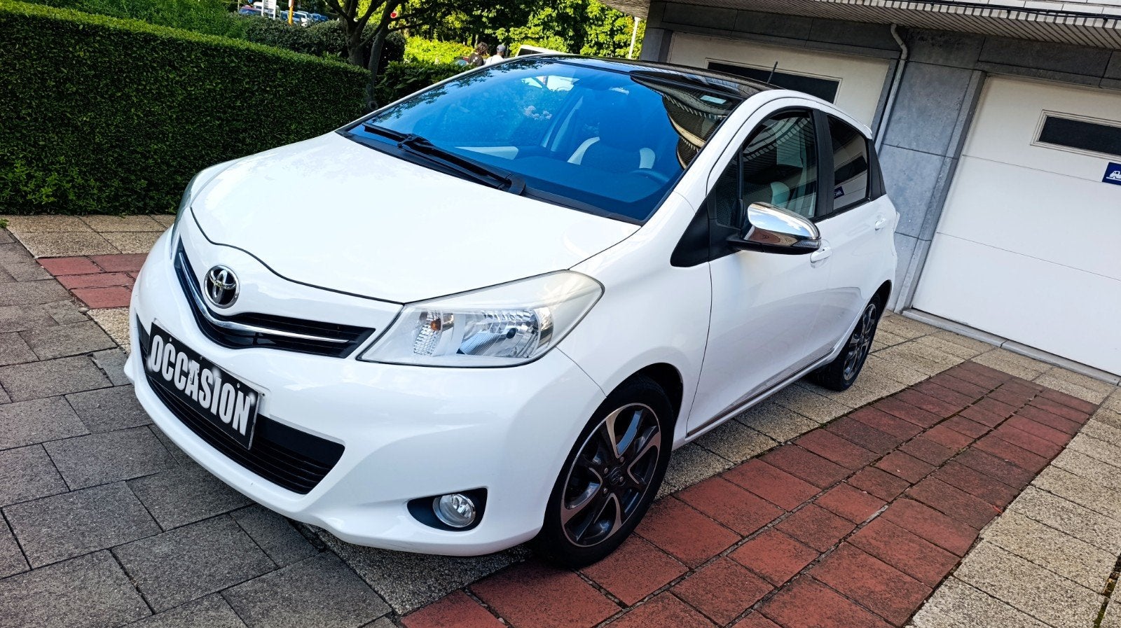 Toyota Yaris 1.3 Petrol Special Series panoramische GPS-airc, Voorwielaandrijving, Euro 5, Zwart, 4 cilinders