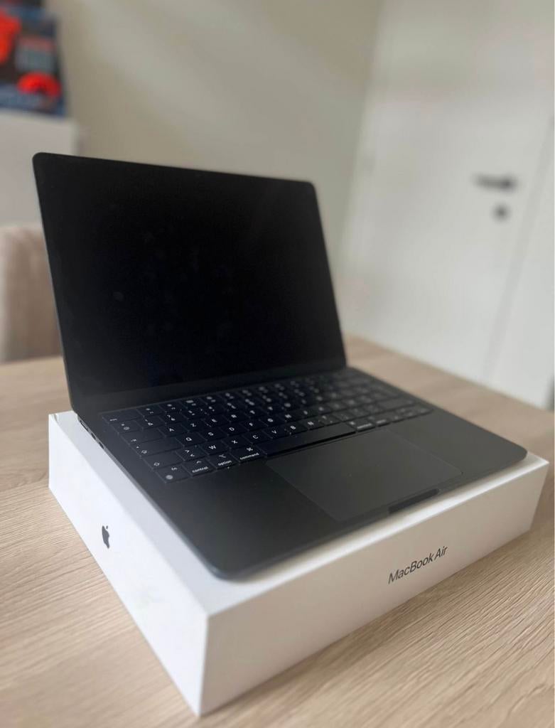 Macbook air M3 2024 8Gb RAM, Ophalen of Verzenden, Zo goed als nieuw, MacBook