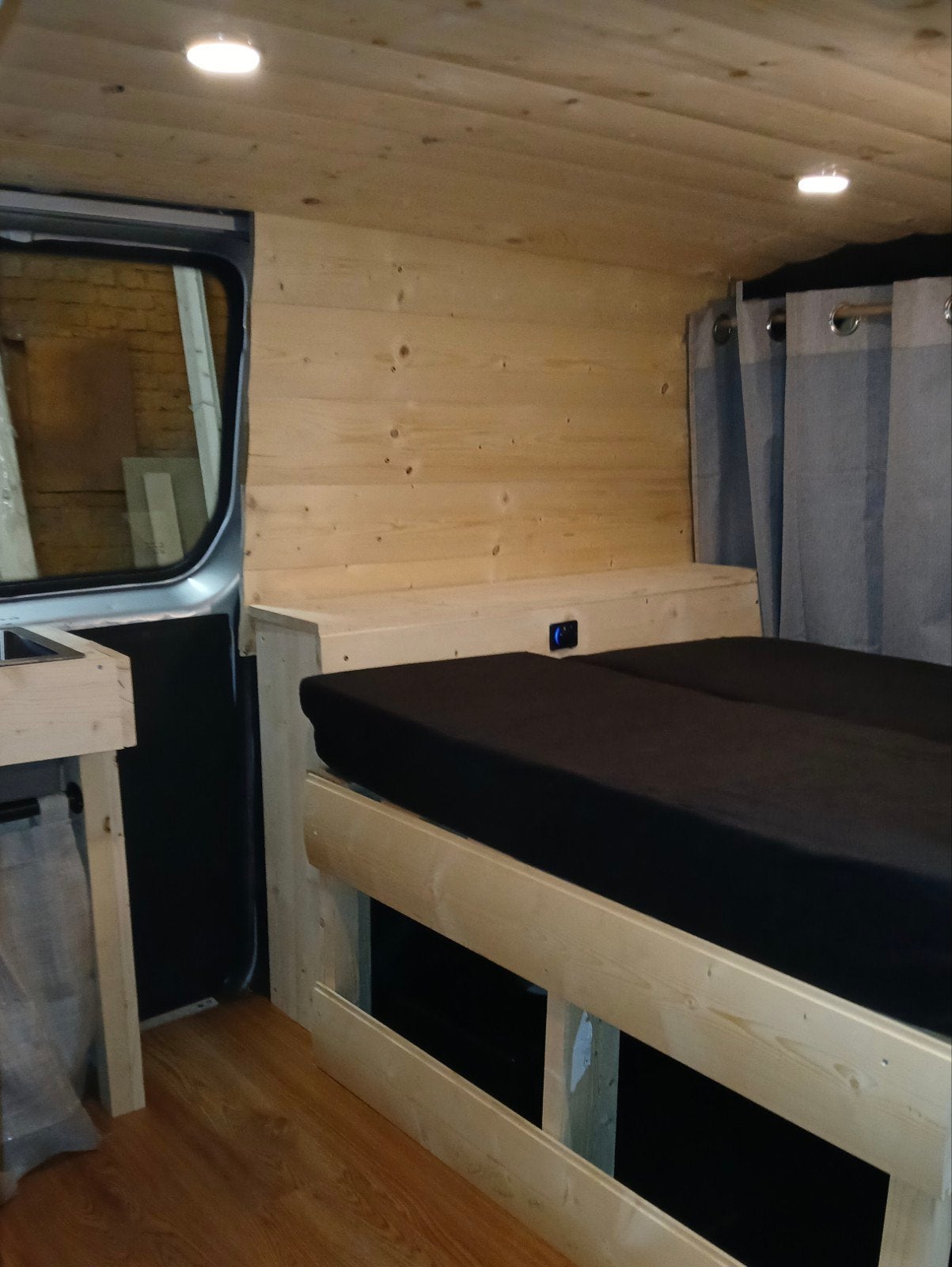 Nieuw ingerichte bestelwagen Mercedes Vito 115 Automat Garan, Automaat, Buscamper of Camperbus, Koelkast, Tot en met 2