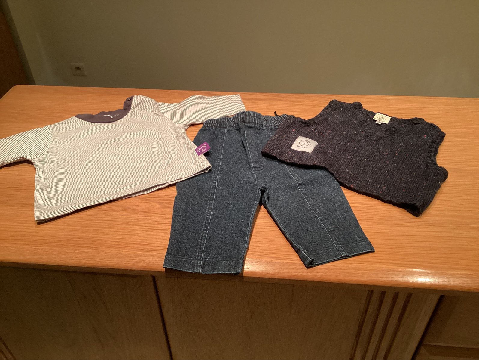 3 pièces pour bébé taille 62 : jean, pull, manches longues, Enfants & Bébés, Enlèvement, Comme neuf, Garçon, Costume