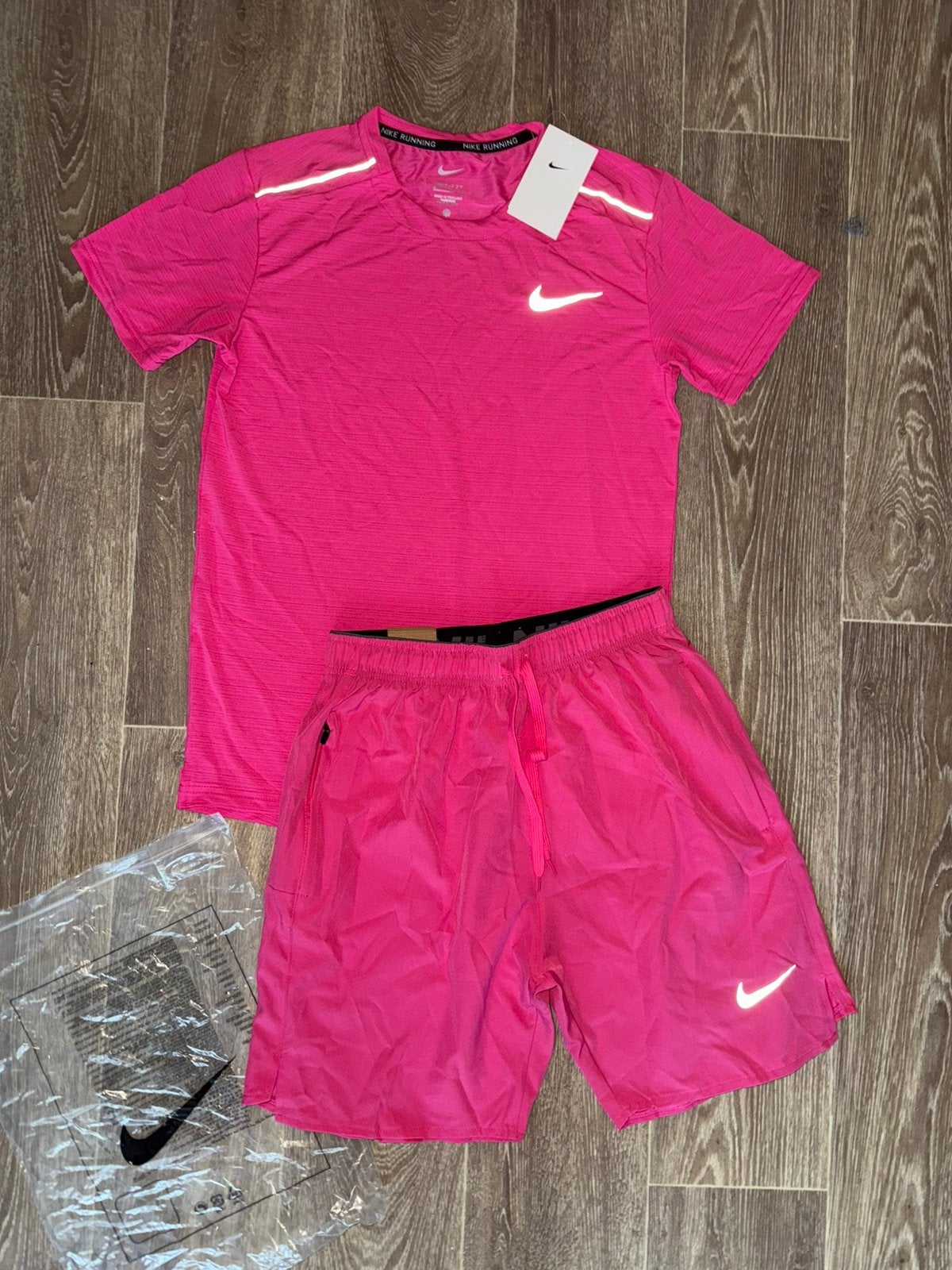 Ensemble Nike Running Short + T-Shirt Rose, Neuf, Enlèvement ou Envoi, Rose, Général