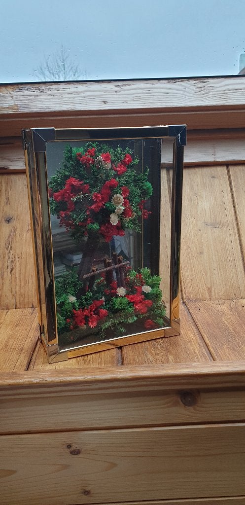 Droogbloemen in een kastje, Ophalen of Verzenden, Zo goed als nieuw