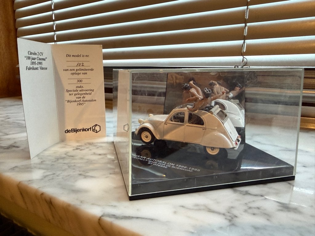 diorama"Gendarme de Saint-Tropez "2cv + 8 fig.Louis de Funes, Enlèvement ou Envoi, Comme neuf, 1:35 à 1:50, Diorama