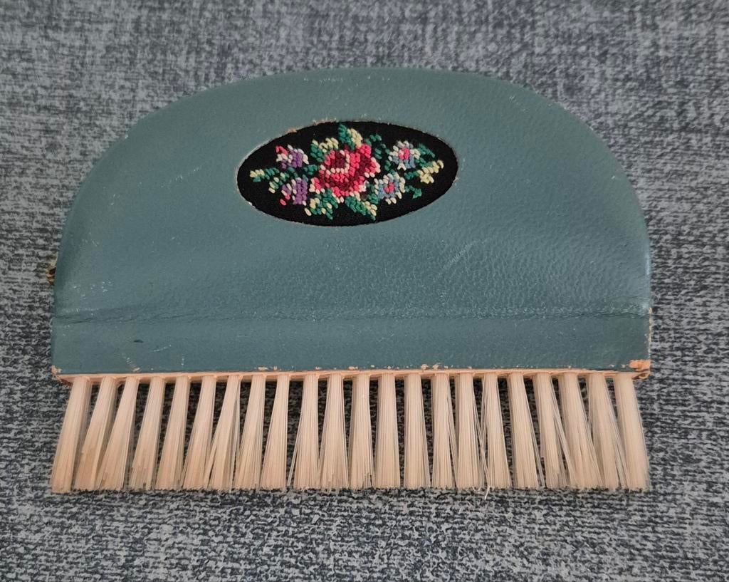Kledingborsteltje met reis-manicuresetje jaren 40/50, Antiek en Kunst, Curiosa en Brocante, Ophalen