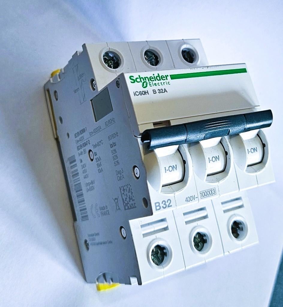 Disjoncteur Schneider iC60H 32A Triphasé (3P) COURBE B, Bricolage & Construction, Enlèvement ou Envoi, Utilisé, Autres types