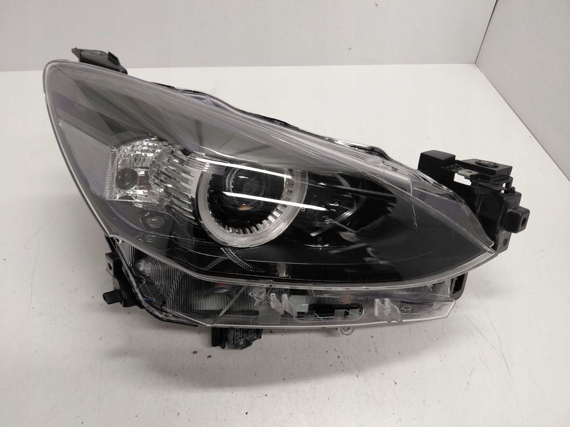 Phare relevable Mazda 2 DJ III D43N-51030, Shinchi, Fuchu-Cho 3-1
730-8670  Hiroshima, Mazda Motor Corporation, Info@mazda.co.jp