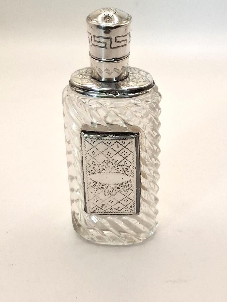 Antiek parfumflesje met zilver dop en dekplaatje, Antiek en Kunst, Antiek | Glaswerk en Kristal, Ophalen
