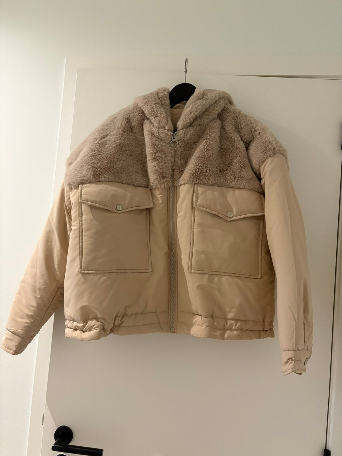 Warme winterjas ( blouson) met nepbont, Ophalen of Verzenden, Zo goed als nieuw, Maat 38/40 (M), Beige