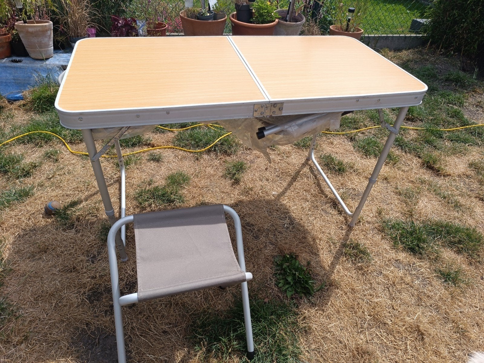 opvouwbare camping tafel + krukjes, Caravans en Kamperen, Ophalen