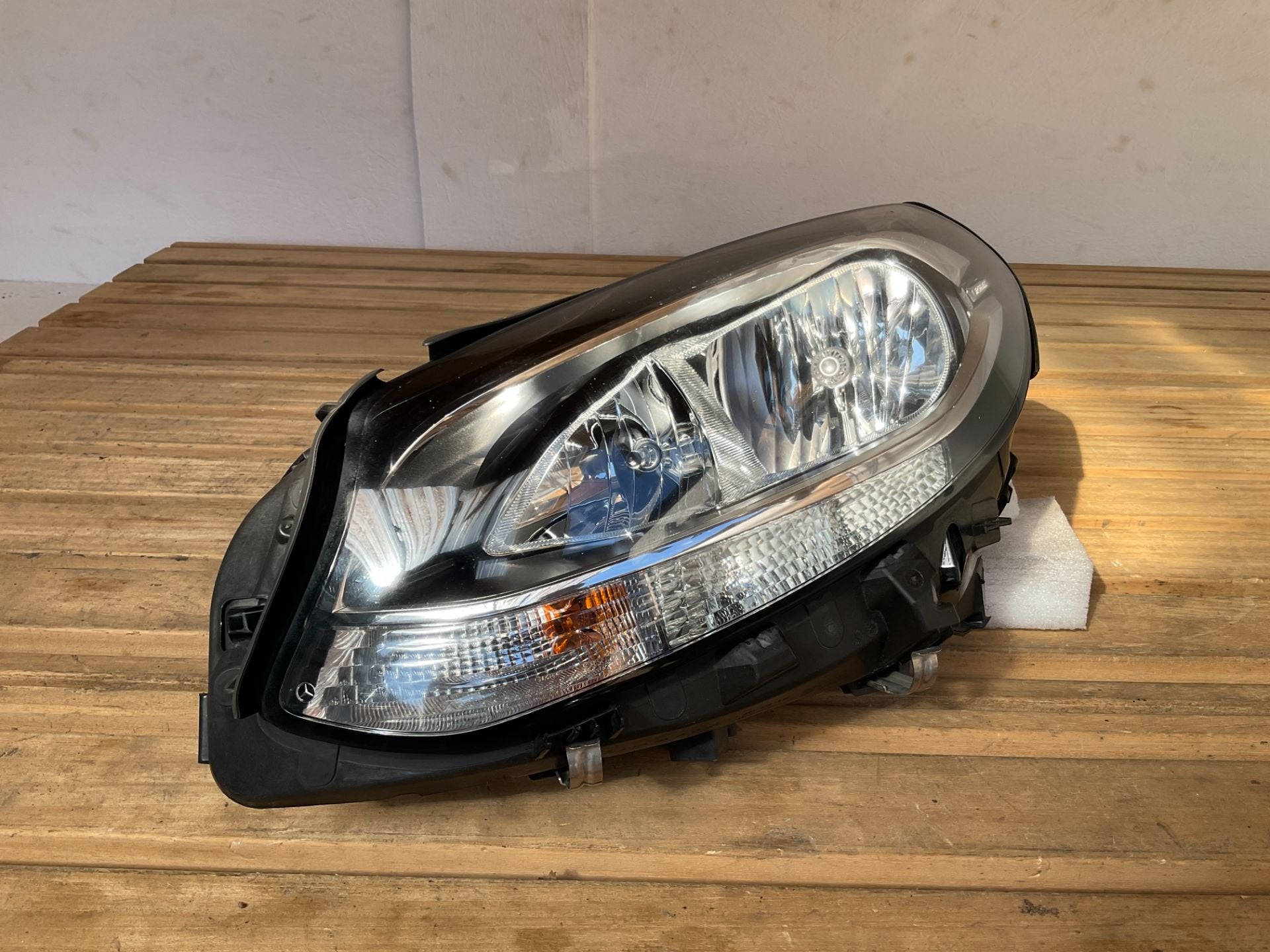Phare avant gauche halog ne Mercedes Classe B W246 A24682053, Mercedes-Benz AG, Mercedes-Benz, Utilisé, Mercedesstrasse 120
70372  Stuttgart, DE