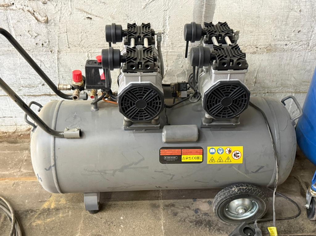 Krachtige stille compressor 100l, Doe-het-zelf en Bouw, Compressors, Ophalen, Zo goed als nieuw