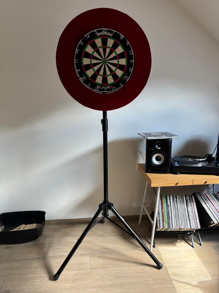 Winmau blade6 darts bord met staander, Sport en Fitness, Darts, Ophalen, Zo goed als nieuw