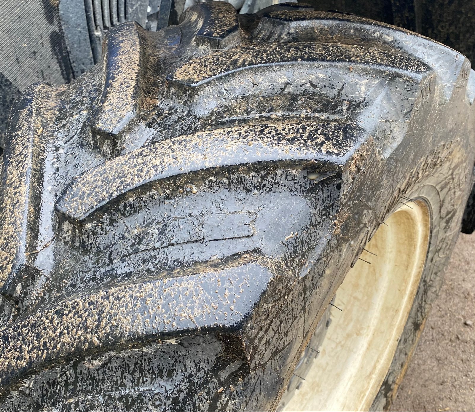 Pneus avant agricoles BKT 440/65 R24., Enlèvement