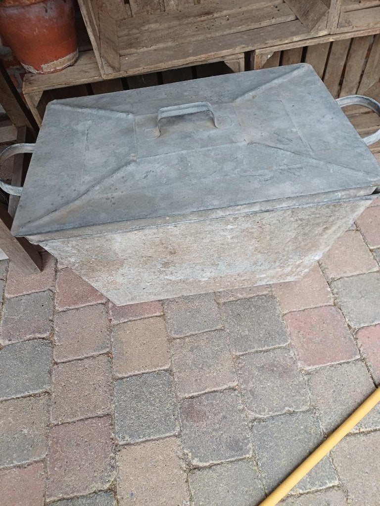 grote zinken bak met deksel, Ophalen
