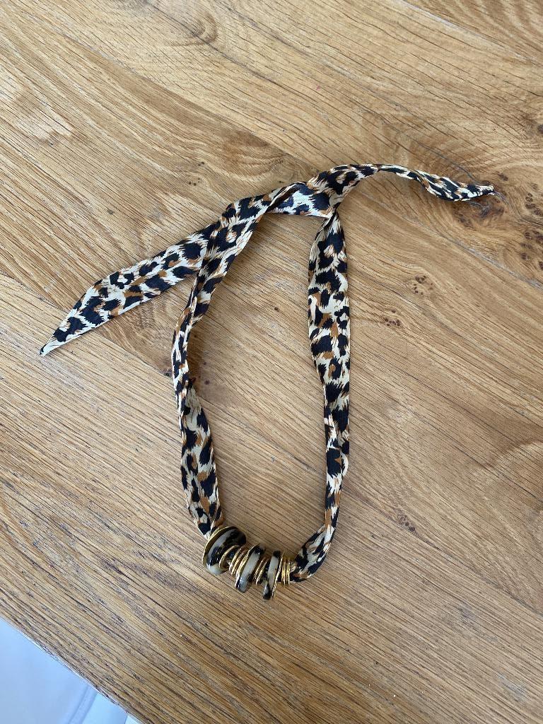 Halsketting in stof met ringen leopard motief, Handtassen en Accessoires, Kettingen, Ophalen of Verzenden, Zo goed als nieuw, Bruin