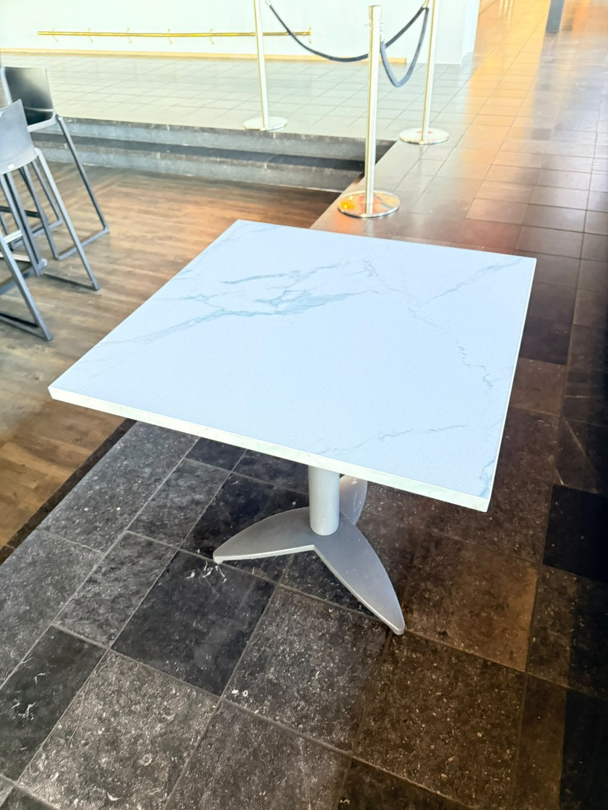 Table de café Bistro 70x70 cm aspect marbre blanc, Maison & Meubles, Enlèvement, Utilisé