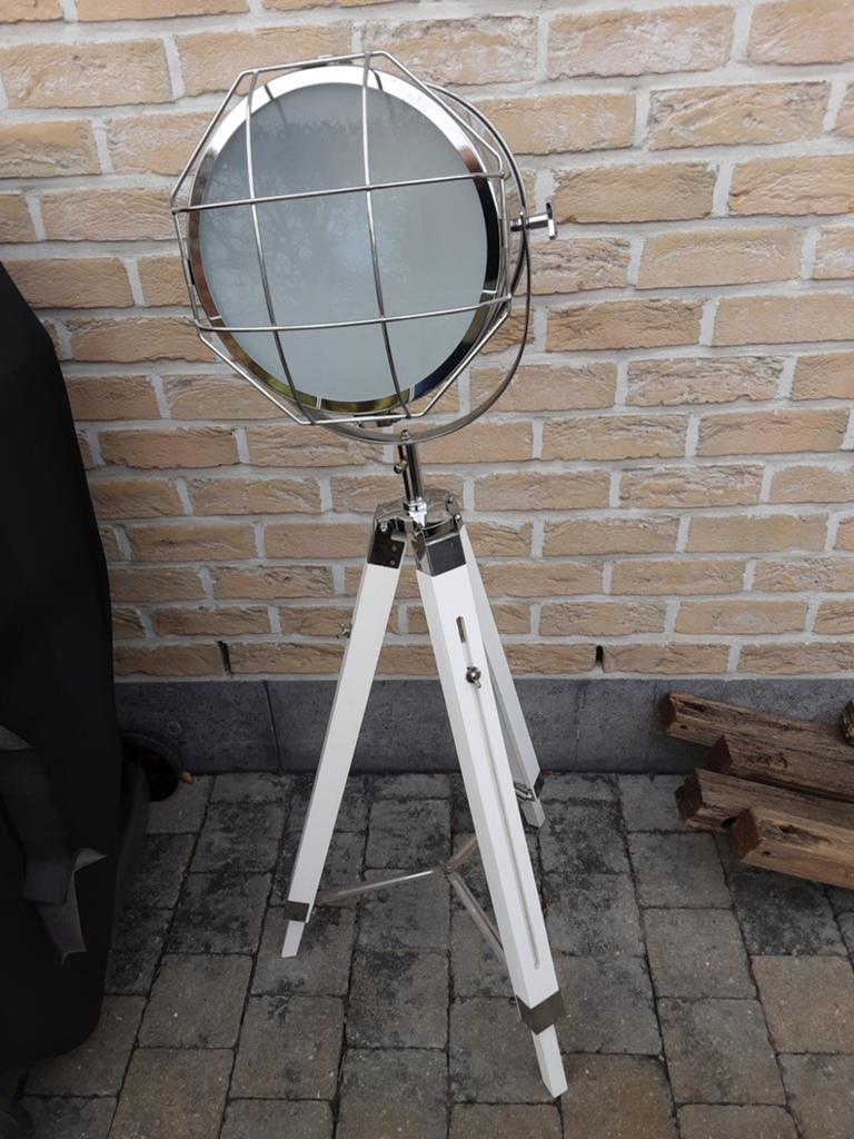 Moderne staanlamp met regelbare voet, Ophalen
