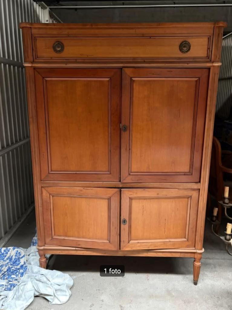 Tv kast in kerselaar, Ophalen
