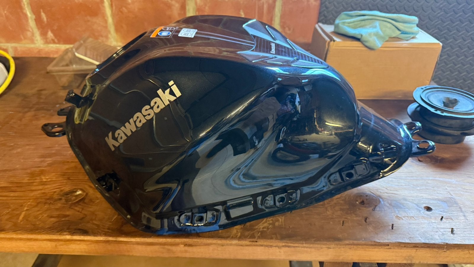 Réservoir d'essence Kawasaki Z650 2025 légèrement bosselé, Motos, Enlèvement, Utilisé