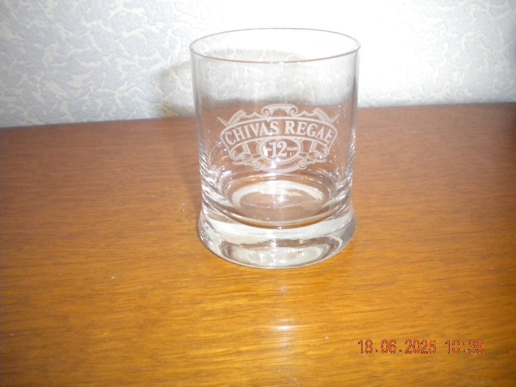 Glazen : Chivas Regal 1x - Smisnoft 1x, Divers, Lots de brocante, Enlèvement