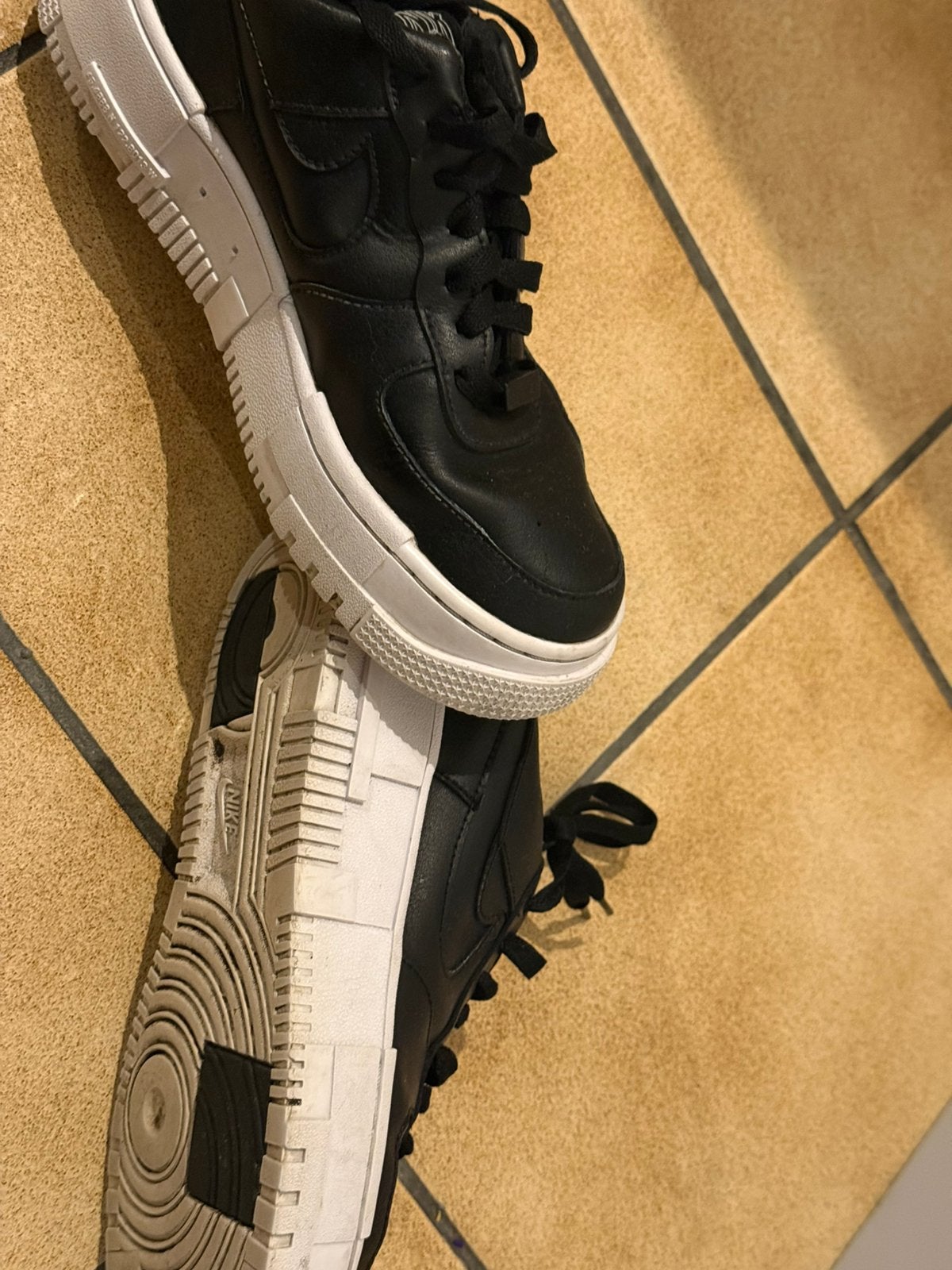 Nike Air Force 1 – noir/blanc – taille 39, Sneakers et Baskets, Enlèvement, Porté, Noir