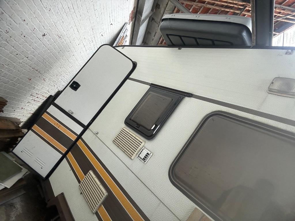 Caravan Knaus 8203, Caravanes & Camping, Particulier, Lit transversal, Knaus, Poêle
