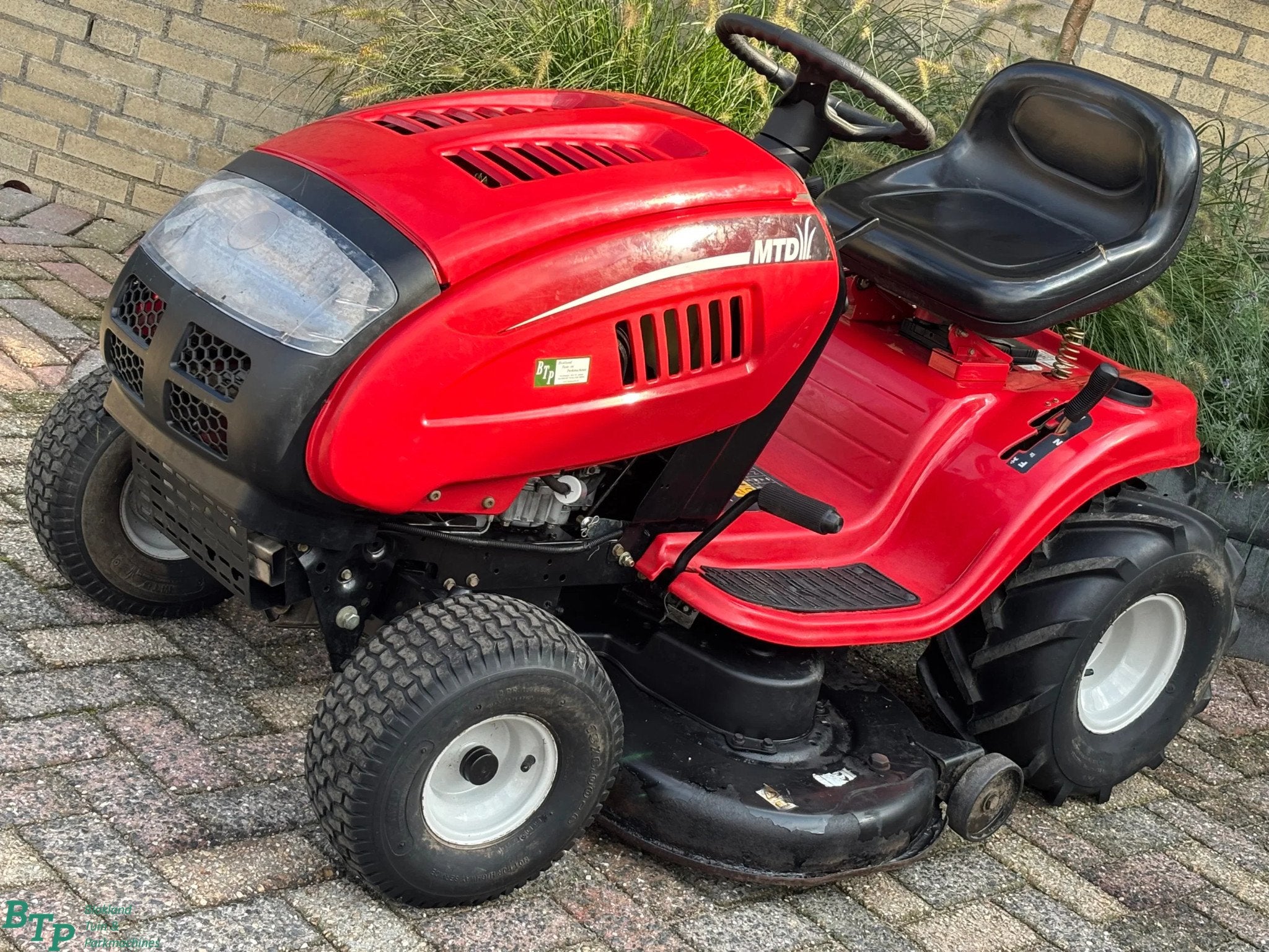 MTD Gebruikte 17,5 pk zitmaaier met tractorbanden en trekhaa