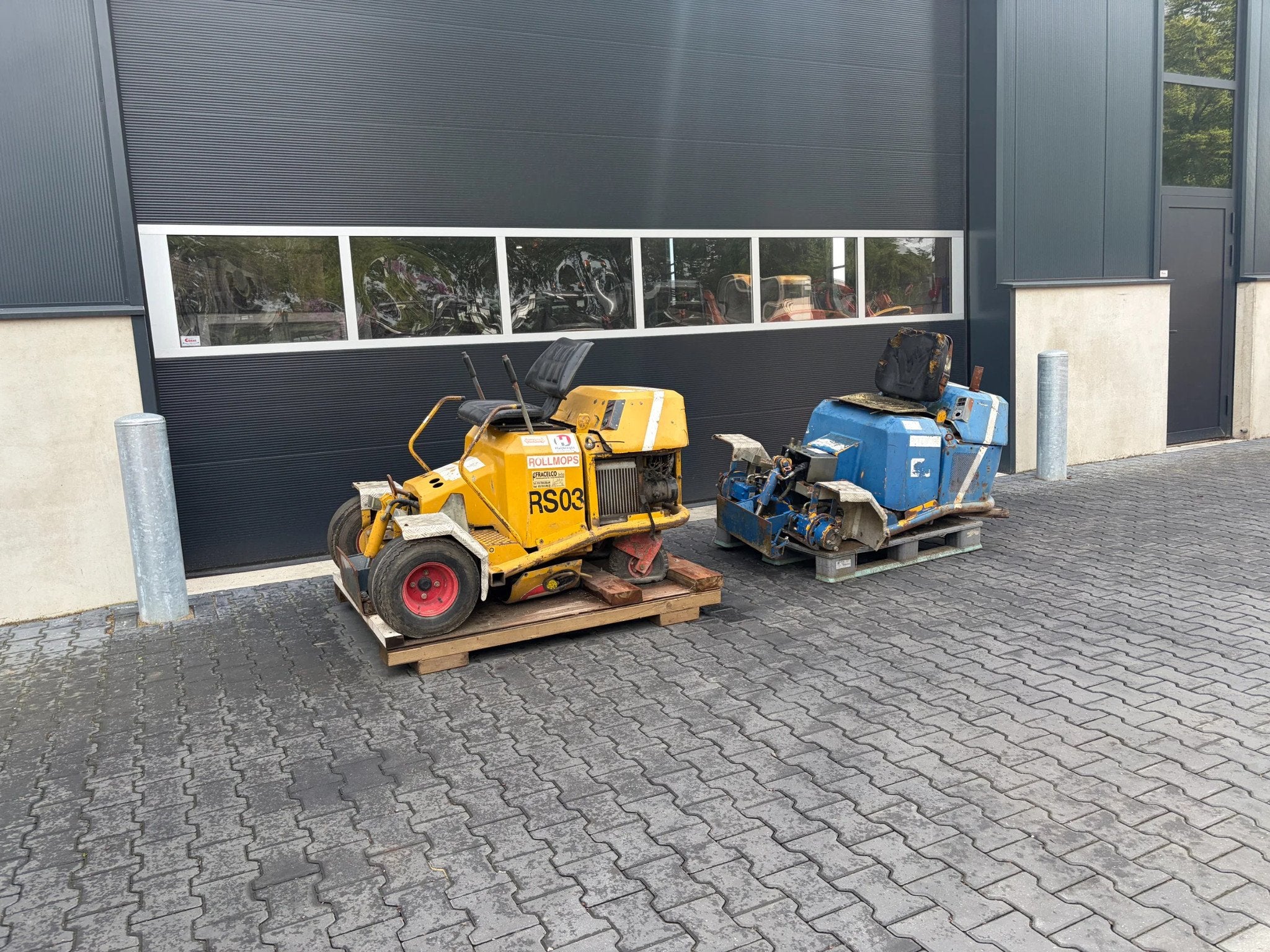 2x rollmops minishovel, Articles professionnels, Machines & Construction | Grues & Excavatrices, Chargeuse sur pneus ou Chouleur