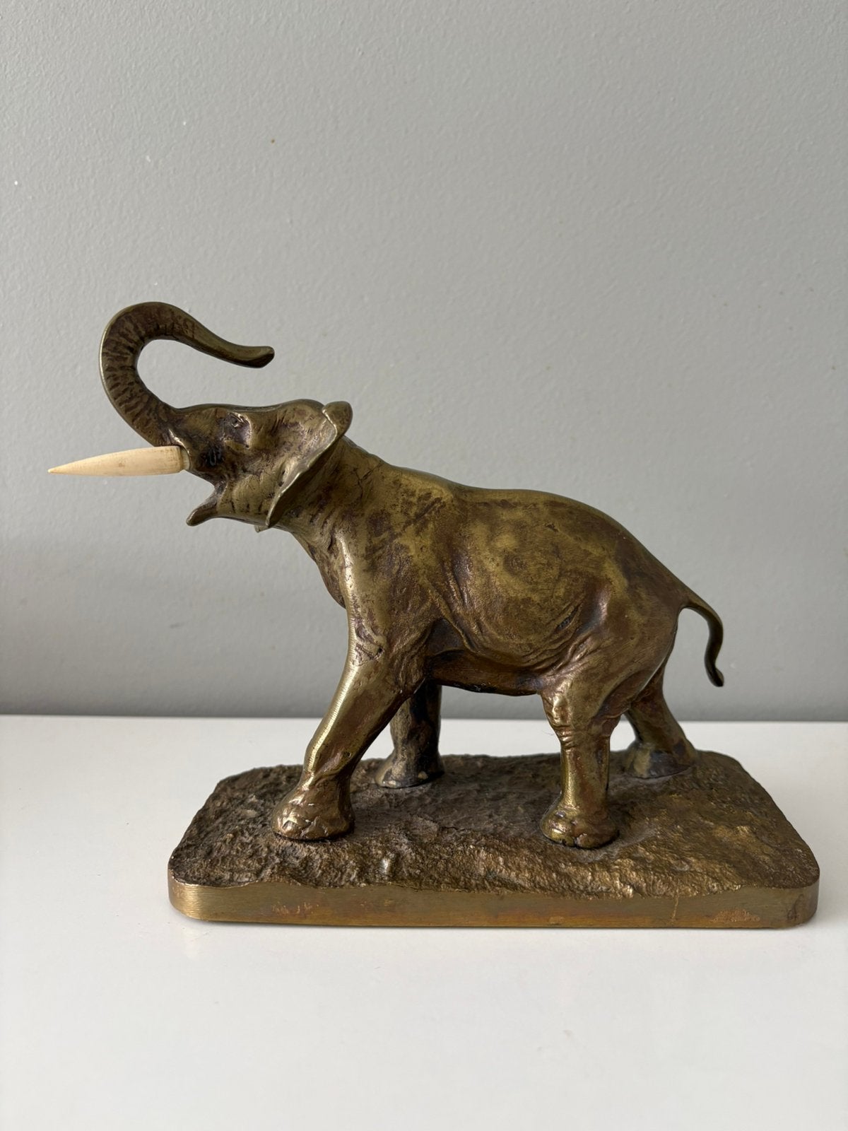 Bronzen olifant met ivoren slagtanden, Ophalen