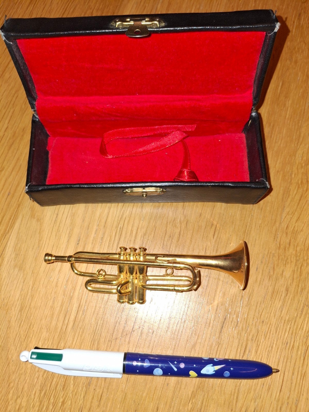 Miniatuur gouden muziekinstrument, Muziek en Instrumenten, Blaasinstrumenten | Trompetten, Ophalen of Verzenden