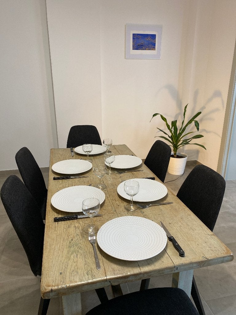 Table à manger d’artiste peintre rénovée – bois patiné, Maison & Meubles, 100 à 150 cm, Atelier, Campagne, Rustique, Ancien, Caractère