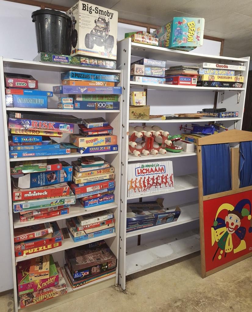 2 armoires de jeux de société, Enlèvement
