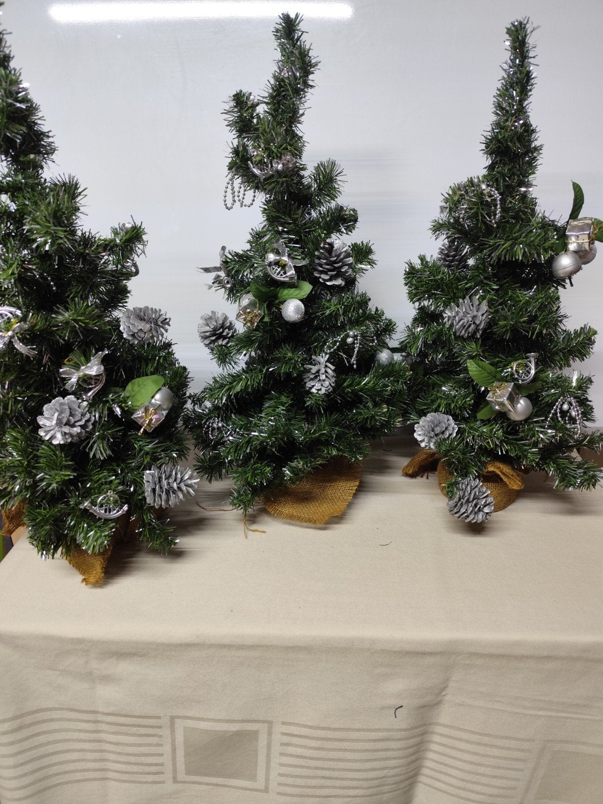 Kerstboompjes met versiering 3 stuks. Op jute voet., Tuin en Terras, Ophalen