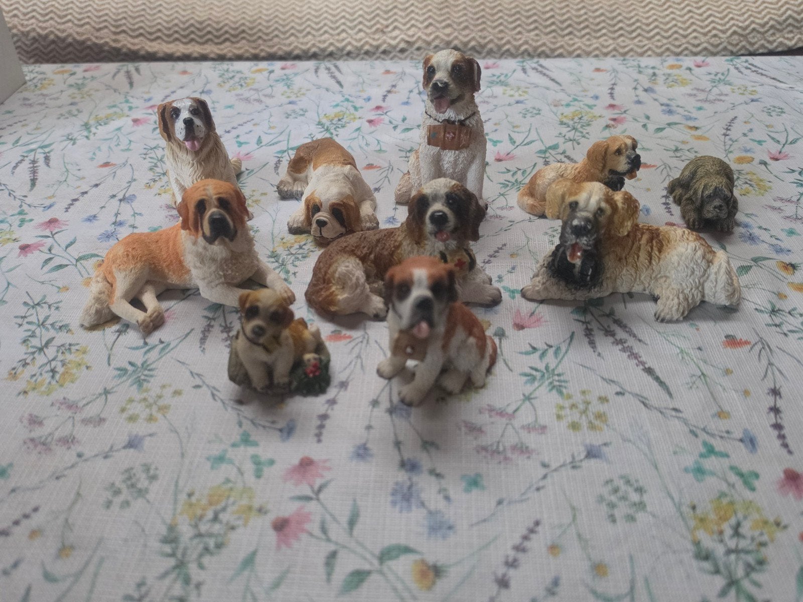 Kleine Hond standbeelden