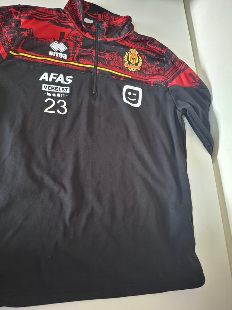 Gedraagd trui na de match door een speler van kv mechelen 23, Verzamelen, Ophalen