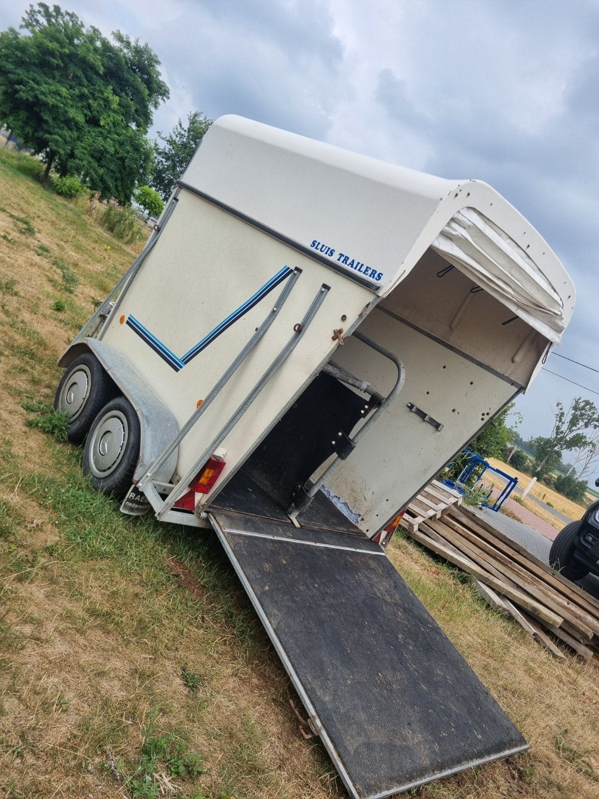 Sluis 2 paards aanhangwagen met papieren, Animaux & Accessoires, Chevaux & Poneys | Semi-remorques & Remorques, Enlèvement